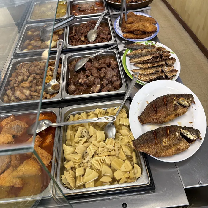 Cá chiên và món mặn tại quầy cơm