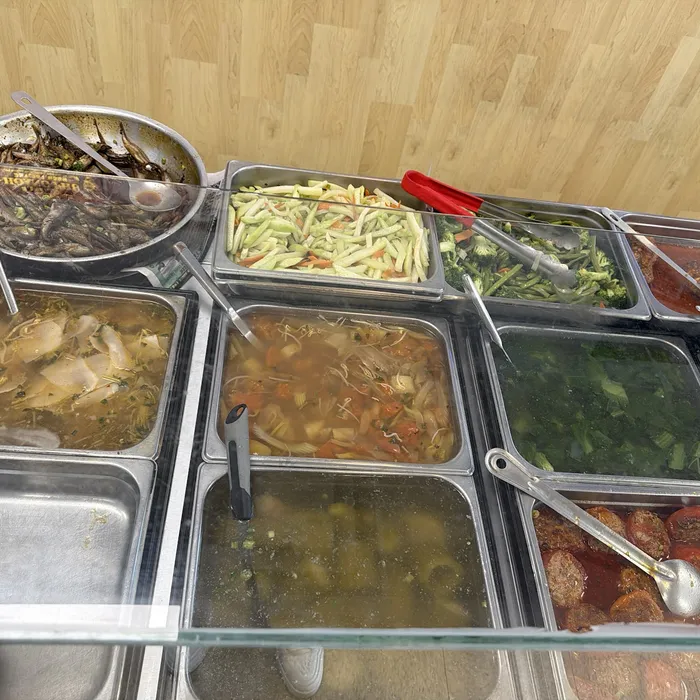 Canh và rau xào tại quầy